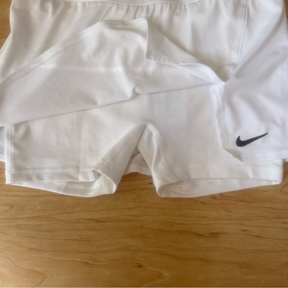 |Nike| Dri-Fit NWT White 2-1 Tennis Skirt with Built-in shorts Woman's M - Picture 3 of 8